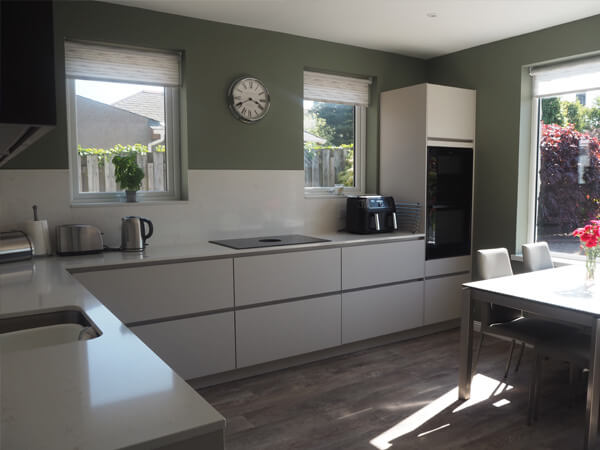 German handleless in easytouch sand and riva concrete terra grey