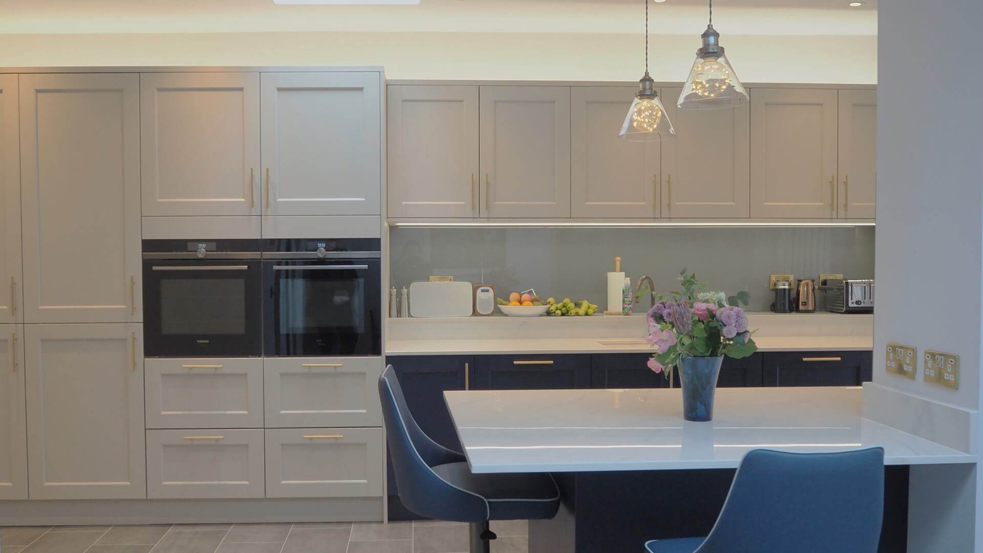 British Shaker in Hatfield Highland Stone and Inkwell Blue
